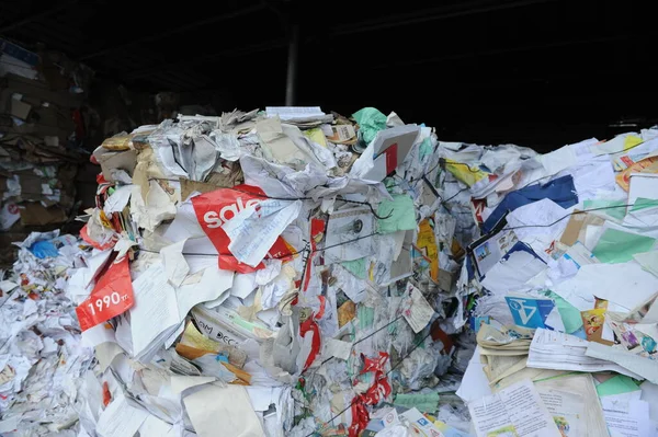 Almaty Cazaquistão 2016 Pilhas Lixo Papel Jornais Uma Usina Reciclagem — Fotografia de Stock