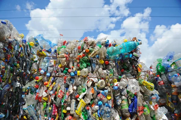 Almaty, Kazakistan - 06.17.2016: Fabrikada geri dönüşüm için toplanan büyük çöp yığınları.
