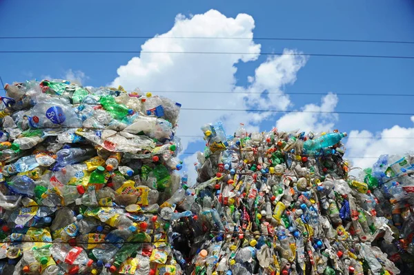 Almaty Kazajstán 2016 Grandes Pilas Basura Recogidas Para Reciclaje Fábrica — Foto de Stock