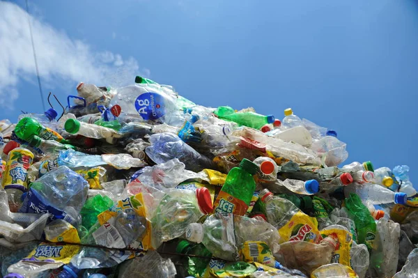 Almaty Cazaquistão 2016 Grandes Pilhas Lixo Coletadas Para Reciclagem Fábrica — Fotografia de Stock