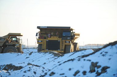 Doğu Kazakistan bölgesi, Kazakistan - 12.02.2015: Özel ekipmanların yardımıyla taş ocağında bakır cevheri çıkarmak ve boşaltmak.