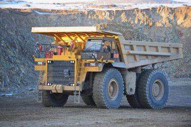 Doğu Kazakistan bölgesi, Kazakistan - 12.02.2015: Özel ekipmanların yardımıyla taş ocağında bakır cevheri çıkarmak ve boşaltmak.