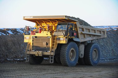 Doğu Kazakistan bölgesi, Kazakistan - 12.02.2015: Özel ekipmanların yardımıyla taş ocağında bakır cevheri çıkarmak ve boşaltmak.