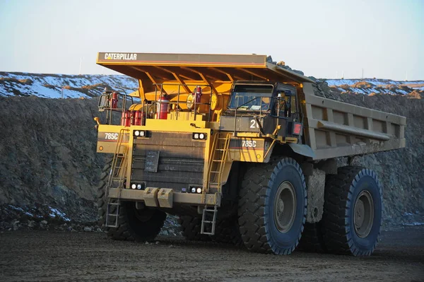 카자흐스탄 2015 장비의 도움으로 채석장에서 광석을 채굴하고 하역하는 — 스톡 사진