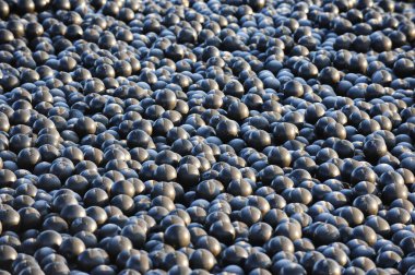 Doğu Kazakistan bölgesi, Kazakistan - 12.02.2015: Kimyasal tank bakır katot madenlerinde yavaş buharlaşmak için plastik toplarla kaplı.