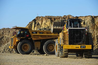 Doğu Kazakistan bölgesi, Kazakistan - 12.02.2015: Özel ekipmanların yardımıyla taş ocağında bakır cevheri çıkarmak ve boşaltmak.
