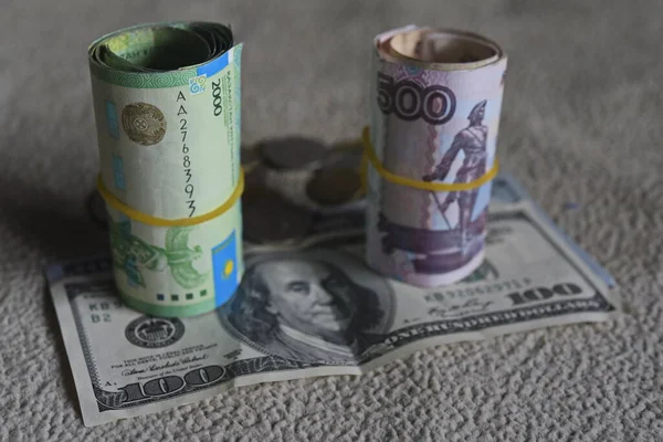 Almaty Kazajstán 2016 Billete 100 Dólares Enrollado Billetes Rublos Tenge — Foto de Stock