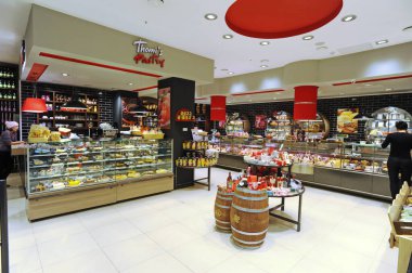 Almaty, Kazakistan - 02.11.2016: Büyük bir süpermarkette hamur işleri ve tatlılar bölümü