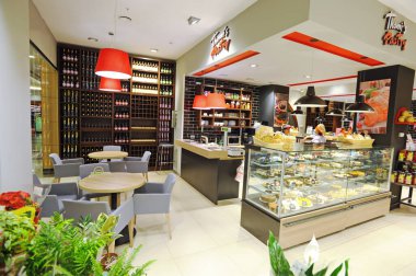 Almaty, Kazakistan - 02.11.2016: Büyük bir süpermarkette hamur işleri ve tatlılar bölümü