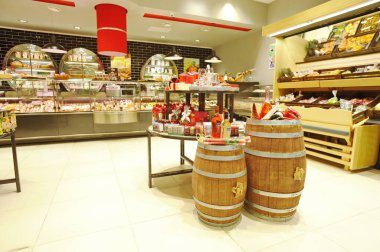 Almaty, Kazakistan - 02.11.2016: Büyük bir süpermarkette hamur işleri ve tatlılar bölümü