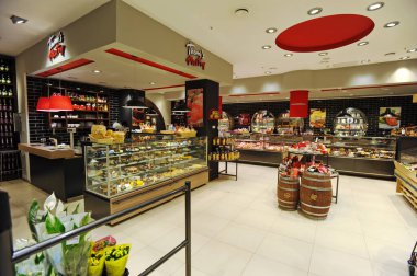 Almaty, Kazakistan - 02.11.2016: Büyük bir süpermarkette hamur işleri ve tatlılar bölümü