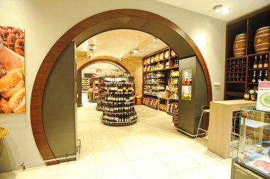 Almaty, Kazakistan - 02.11.2016: Büyük bir süpermarkette alkollü içecekler bölümü