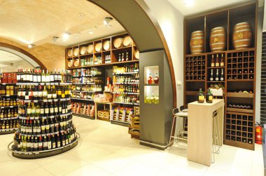 Almaty, Kazakistan - 02.11.2016: Büyük bir süpermarkette alkollü içecekler bölümü