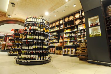 Almaty, Kazakistan - 02.11.2016: Büyük bir süpermarkette alkollü içecekler bölümü