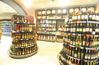 Almaty, Kazakistan - 02.11.2016: Büyük bir süpermarkette alkollü içecekler bölümü