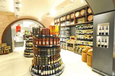 Almaty, Kazakistan - 02.11.2016: Büyük bir süpermarkette alkollü içecekler bölümü