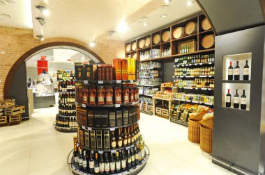 Almaty, Kazakistan - 02.11.2016: Büyük bir süpermarkette alkollü içecekler bölümü