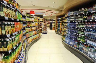 Almaty, Kazakistan - 02.11.2016: Büyük bir süpermarkette farklı yiyecek ve içeceklerle raflar