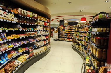 Almaty, Kazakistan - 02.11.2016: Büyük bir süpermarkette farklı yiyecek ve içeceklerle raflar