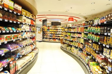 Almaty, Kazakistan - 02.11.2016: Büyük bir süpermarkette farklı yiyecek ve içeceklerle raflar