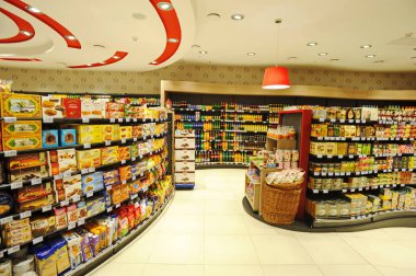 Almaty, Kazakistan - 02.11.2016: Büyük bir süpermarkette farklı yiyecek ve içeceklerle raflar