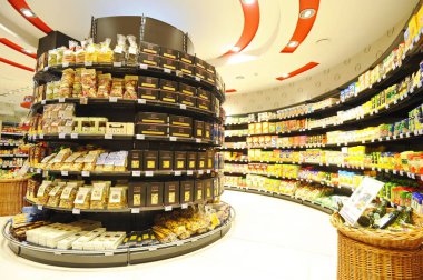 Almaty, Kazakistan - 02.11.2016: Büyük bir süpermarkette farklı yiyecek ve içeceklerle raflar