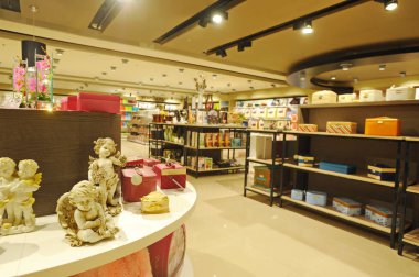 Almaty, Kazakistan - 02.11.2016: Büyük bir süpermarkette dekor ve ev eşyaları bölümü