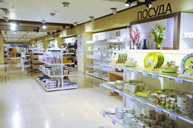 Almaty, Kazakistan - 02.11.2016: Büyük bir süpermarkette çeşitli amaçlarla bulaşık dağıtım bölümü