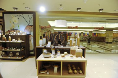 Almaty, Kazakistan - 02.11.2016: Büyük bir süpermarkette dekor ve ev eşyaları bölümü