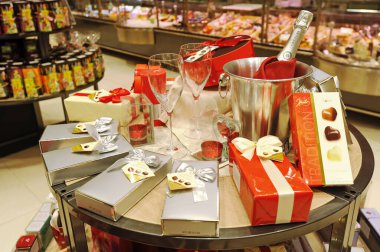 Almaty, Kazakistan - 02.11.2016: Büyük bir süpermarkette çeşitli şeker ve hediye setleri