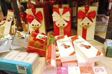 Almaty, Kazakistan - 02.11.2016: Büyük bir süpermarkette çeşitli şeker ve hediye setleri