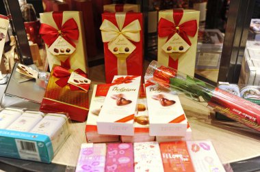 Almaty, Kazakistan - 02.11.2016: Büyük bir süpermarkette çeşitli şeker ve hediye setleri