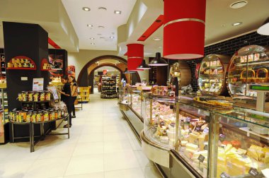 Almaty, Kazakistan - 02.11.2016: Büyük bir süpermarkette farklı ürün türlerine sahip departman