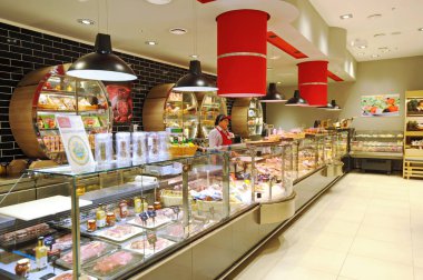 Almaty, Kazakistan - 02.11.2016: Büyük bir süpermarkette farklı ürün türlerine sahip departman