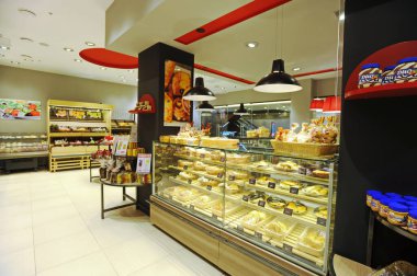 Almaty, Kazakistan - 02.11.2016: Büyük bir süpermarkette farklı ürün türlerine sahip departman