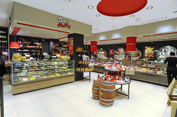 Almaty, Kazakistan - 02.11.2016: Büyük bir süpermarkette hamur işleri ve tatlılar bölümü