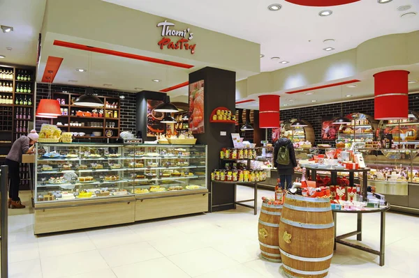 Almaty, Kazakistan - 02.11.2016: Büyük bir süpermarkette hamur işleri ve tatlılar bölümü