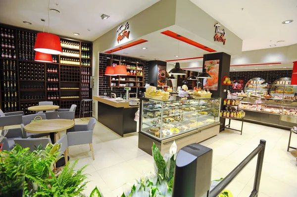 Almaty, Kazakistan - 02.11.2016: Büyük bir süpermarkette hamur işleri ve tatlılar bölümü