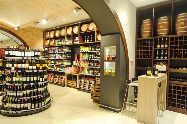 Almaty, Kazakistan - 02.11.2016: Büyük bir süpermarkette alkollü içecekler bölümü