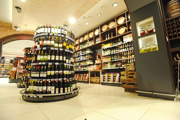 Almaty, Kazakistan - 02.11.2016: Büyük bir süpermarkette alkollü içecekler bölümü