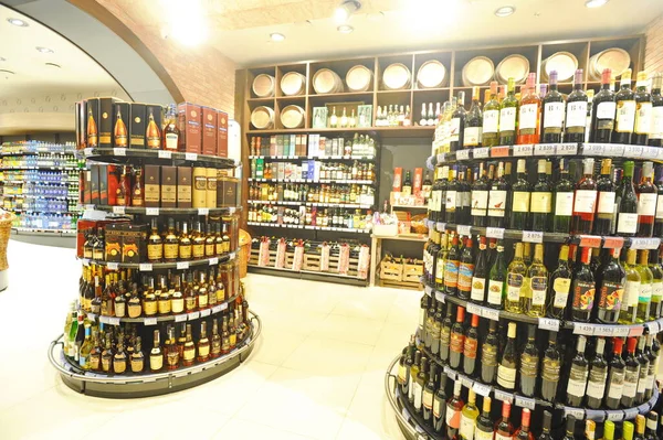 Almaty Kazajstán 2016 Departamento Con Bebidas Alcohólicas Gran Supermercado —  Fotos de Stock