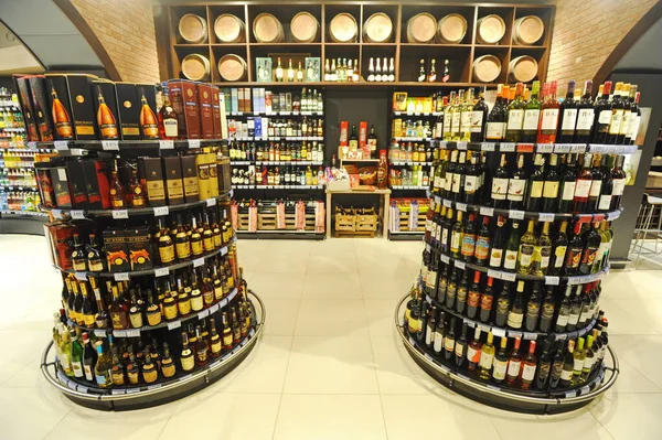 Almaty Kazachstan 2016 Dział Napojów Alkoholowych Dużym Supermarkecie — Zdjęcie stockowe