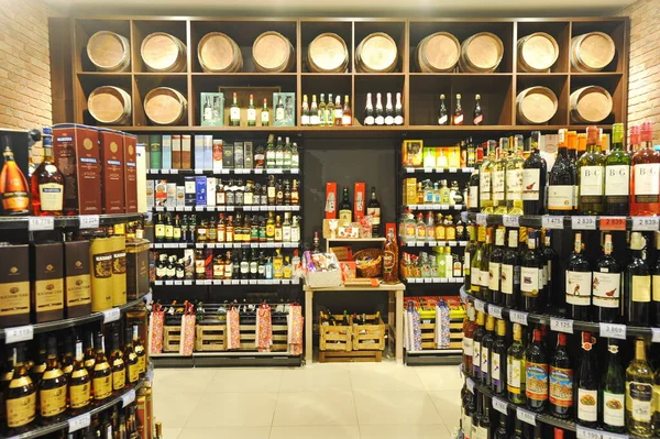 Almaty Cazaquistão 2016 Departamento Com Bebidas Alcoólicas Grande Supermercado — Fotografia de Stock