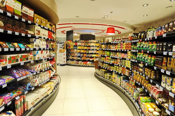 Almaty Kazajstán 2016 Estantes Con Diferentes Alimentos Bebidas Gran Supermercado — Foto de Stock