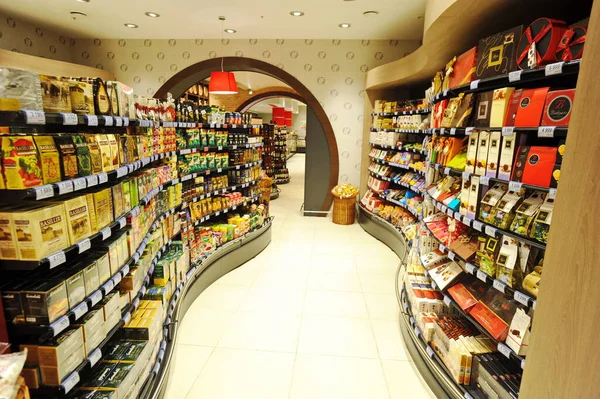 Almaty, Kazakistan - 02.11.2016: Büyük bir süpermarkette farklı yiyecek ve içeceklerle raflar