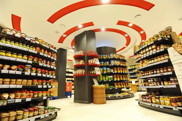 Almaty Kazachstan 2016 Półki Różnymi Produktami Spożywczymi Napojami Dużym Supermarkecie — Zdjęcie stockowe