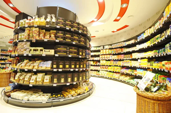 Almaty, Kazakistan - 02.11.2016: Büyük bir süpermarkette farklı yiyecek ve içeceklerle raflar