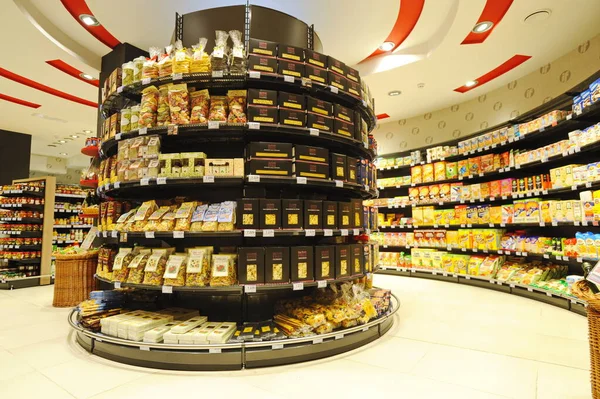 Almaty, Kazakistan - 02.11.2016: Büyük bir süpermarkette farklı yiyecek ve içeceklerle raflar