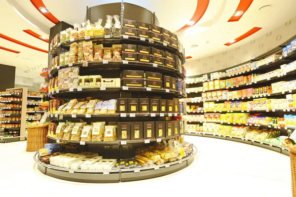 Almaty, Kazakistan - 02.11.2016: Büyük bir süpermarkette farklı yiyecek ve içeceklerle raflar