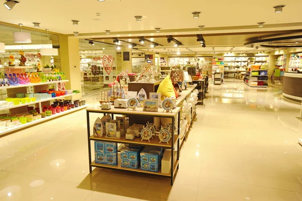 Almaty, Kazakistan - 02.11.2016: Büyük bir süpermarkette dekor ve ev eşyaları bölümü